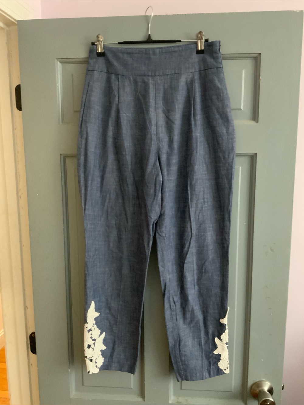 High-Waist Blue Cropped Pants with White Applique